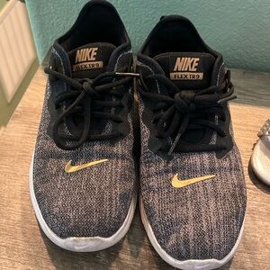 Guc woman’s nike flextr9 size 6.5